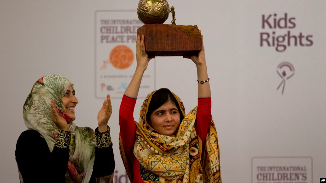 Gadis Pakistan, Malala Yousafzai (kanan) saat menerima Hadiah Nobel Perdamaian Anak 2013 didampingi penerima Nobel Perdamaian asal Yaman Tawakkol Karman di Den Haag (6/9). 
