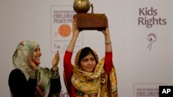 Gadis Pakistan, Malala Yousafzai (kanan) saat menerima Hadiah Nobel Perdamaian Anak 2013 didampingi penerima Nobel Perdamaian asal Yaman Tawakkol Karman di Den Haag (6/9). 