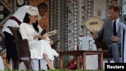 Pangeran Harry dan Meghan, Duchess of Sussex, menghadiri upacara penyambutan di Suva, Fiji, 23 Oktober 2018.