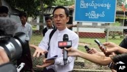 지난 2012년 미얀마 양곤 법원에서 명예훼손 재판과 관련해 증원한 주간지 '더 보이스' 캬우 민 스웨 편집장이 기자들의 질문에 답하고 있다. (자료사진)