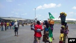 Ribuan warga berkumpul di Bandara Internasional Bangui, Republik Afrika Tengah dan memblokir landasan pacu pesawat terbang (foto: dok). 