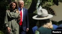 El presidente Trump y la primera dama, Melania Trump, durante la celebración del Día de la Tierra, en el jardín sur de la Casa Blanca.