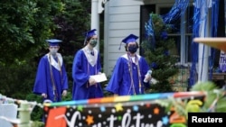 Estudiantes estadounidenses se gradúan en junio de 2020 en medio de restricciones por la pandemia de coronavirus. Fall Church, Virginia, 13 de junio de 2020.