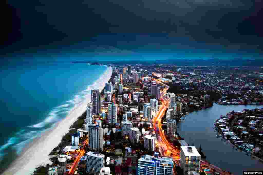 Một phần thành phố Gold Coast của Úc, nằm giữa một biển bên trái và một hồ bên phải. (Ảnh của Khashayar Khastoui dự thi VOA Photo Contest) 