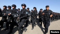 中国军人在新疆哈密参加反恐训练。（路透社2017年7月8日）