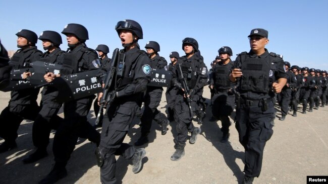 中国军人在新疆哈密参加反恐训练。（路透社2017年7月8日）