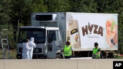 Truk pengangkut makanan yang ditinggalkan di pinggir jalan "Highway A4" dekat Parndorf, Austria, selatan Wina, Austria, 27 Agustus 2015. (Foto: dok). 