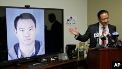 Jason Lai, l'officier de police, est pointé du doigt par son avocat commis d'office lors d'une conférence de presse le 26 avril 2016 à San Francisco. 