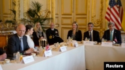 Menlu AS John Kerry (kanan) dan Menlu Inggris William Haque (paling kiri) menghadiri pertemuan tingkat menteri Kelompok Kesepakatan Budapest di Kediaman Dubes AS di Paris, Perancis (5/3). 