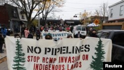 Demonstran penentang jalur pipa Coastal GasLink milik TC Energy Corp di British Columbia, menggelar aksi protes di di Toronto, Ontario, Kanada, pada 21 November 2021. (Foto: Reuters/Chris Helgren)