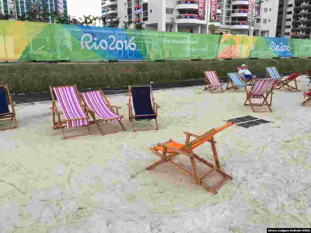 Espriguiçadeiras na Vila Olímpica para um bom momento de relaxe. Rio de Janeiro, Jogos Olímpicos 2016, Brasil