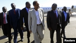 Sudan's top negotiator Idris Abdel-Qadir (front L) welcomes South Sudan's chief negotiator Pagan Amum (front R) at Khartoum Airport, December 1, 2012.