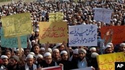 Pakistani students of Islamic seminaries take part in a rally in support of blasphemy laws, in Islamabad, Pakistan, March 8, 2017. Hundreds of students rallied in the Pakistani capital, Islamabad, urging government to remove blasphemous content from socia