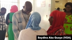 Le Pr. Massamba Gueye échange avec deux jeunes filles, à Dakar, Sénégal, 15 septembre 2018. (VOA/Seydina Aba Gueye)