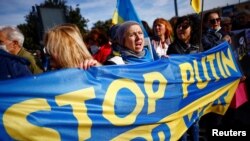 Ucranianos protestan en Roma, Italia, en apoyo a Ucrania tras ataques rusos, el jueves 24 de febrero de 2022.