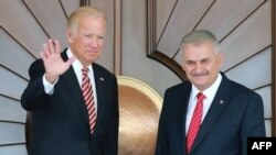 Perdana Menteri Turki Binali Yildirim (kanan) bersama Wapres AS Joe Biden di Istana Cankaya, Ankara, 24 Agustus 2016 ( AFP PHOTO / ADEM ALTAN)