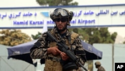 Combatientes de las fuerzas especiales talibanes hacen guardia frente al aeropuerto internacional Hamid Karzai después de la retirada del ejército de EEUU, en Kabul, Afganistán, el 31 de agosto de 2021.