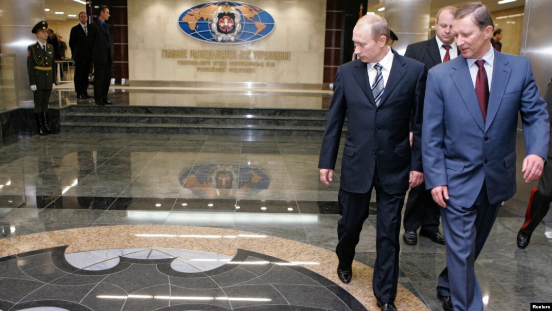 FILE - Russian President Vladimir Putin (L) and Defence Minister Sergei Ivanov (R) visit the new GRU military intelligence headquarters building in Moscow, Nov. 8, 2006. (Reuters/Itar-Tass/Presidential Press Service)