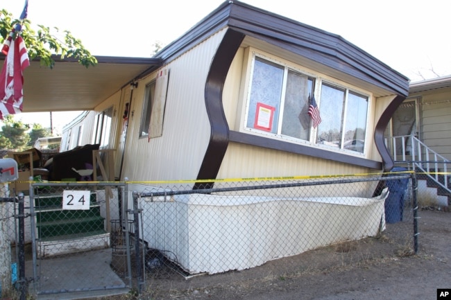 Una casa rodante daÃ±ada es vista tras el terremoto el jueves, 4 de julio, de 2019, en Ridgecrest, California, EE.UU.