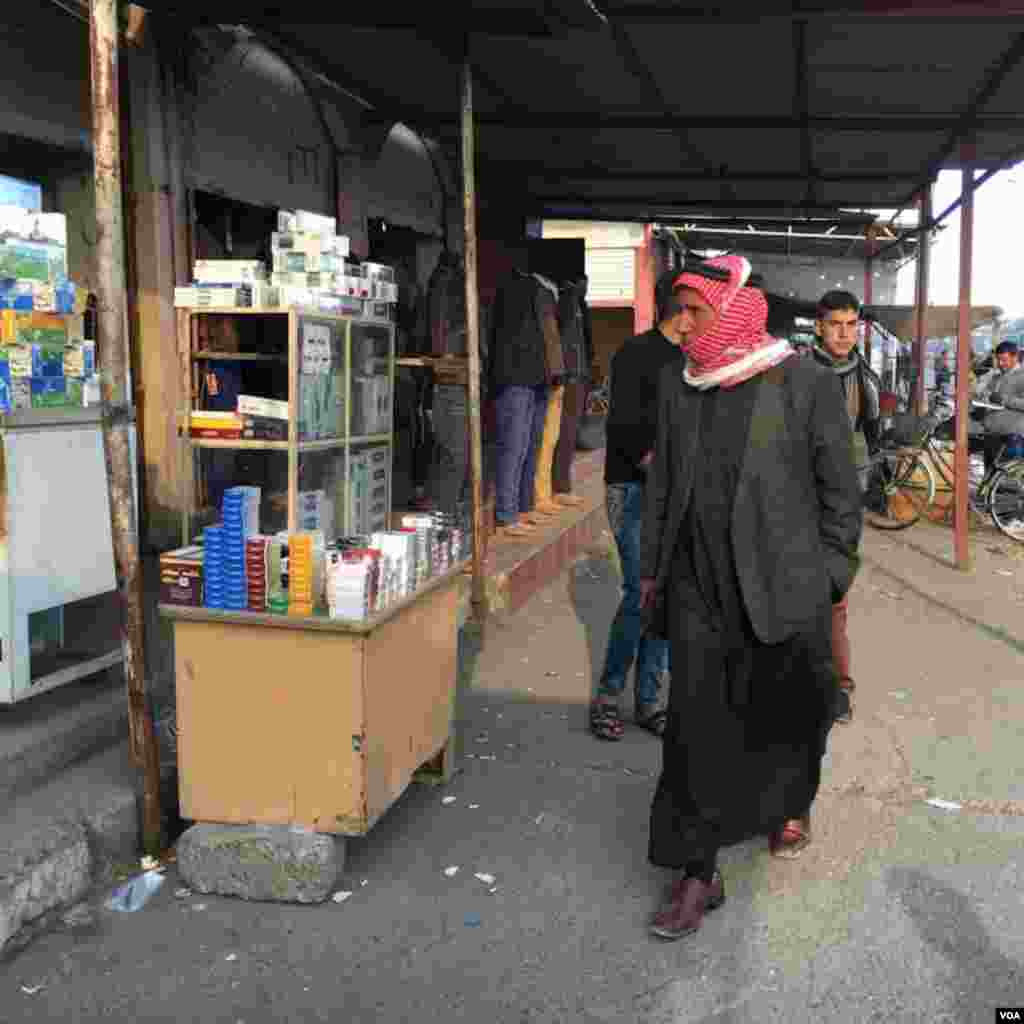 Para pembeli di sebuah pasar di kota Qayyarah, sebelah selatan Mosul, Desember 2016. (VOA/Kawa Omar)