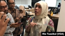 Research & Integration Manager Bio Farma, Neni Nurainy, memberikan keterangan pada wartawan di Jakarta terkait vaksin campak pada 2018. (Foto: Rio Tuasikal/VOA)