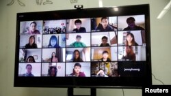 Seorang dosen dan para mahasiswa belajar di kelas virtual di Universitas Tsinghua, di tengah pandemi virus corona, di Beijing, China, 28 Februari 2020. (Foto: Reuters)