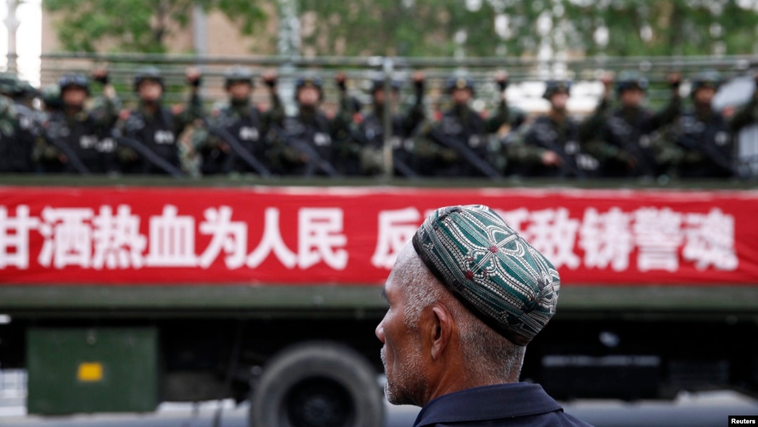 反恐誓師大會期間駛過烏魯木齊街頭的一輛滿載武警士兵的卡車。（2014年5月23日）