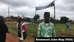 Un militant de l’opposition assiste à un meeting du parti au pouvoir, à Kobdombo, le 6 novembre 2019. (VOA/Emmanuel Jules Ntap)