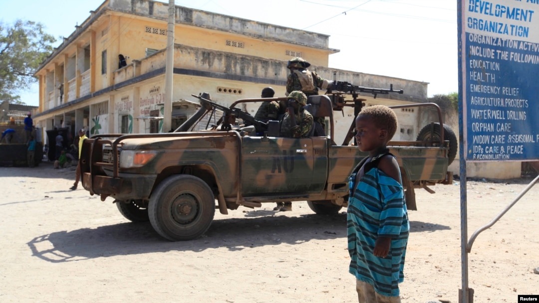 Seorang anak tengah mengamati pasukan Khusus Kenya (KDF) yang bertugas sebagai bagian dari pasukan gabungan untuk Misi Uni Afrika di Somalia (AMISOM), saat berpatroli di wilayah Kismayo, wilayah Juba (Foto: dok). Sebanyak 3.000 personil dilaporkan tewas dalam misi perdamaian PBB untuk kawasan ini (9/5).