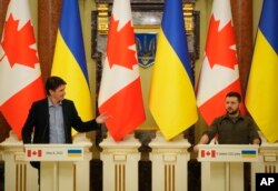 Presiden Ukraina Volodymyr Zelenskyy, kanan, dan Perdana Menteri Kanada Justin Trudeau, menghadiri konferensi pers setelah pertemuan mereka di Kyiv, Ukraina, Minggu, 8 Mei 2022. (Foto: AP/Efrem Lukatsky)