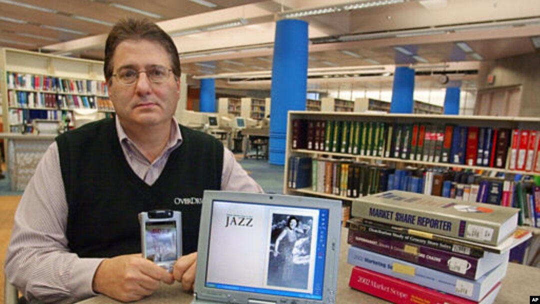 Seseorang memperlihatkan notebook yang berisi eBooks (buku-buku digital) di sebuah perpustakaan umum di Amerika.