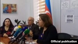 ÜST-nin Azərbaycandakı nümayəndəsi Hande Harmancı və Azərbaycanın baş epidemioloqu İbadulla Ağayev mətbuat konfransı keçirir