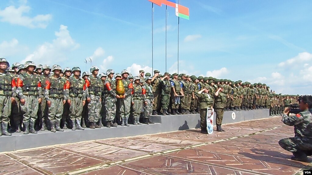 2015年8月在俄罗斯举办的一场军事比赛活动中的中国、俄罗斯和白俄罗斯军队。