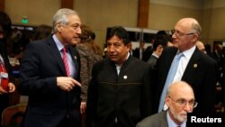 Los cancilleres Heraldo Muñoz de Chile (izquierda), David Choquehuanca de Bolivia (centro) y Hector Timerman de Argentina, conversan durante la Asamblea General de la OEA que se realiza en Paraguay.