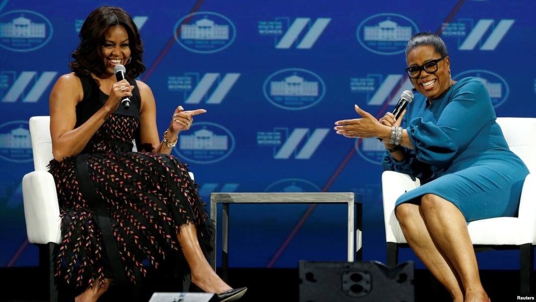 Ibu Negara AS Michelle Obama (kiri) bersama Oprah Winfrey di Gedung Putih (foto: dok).