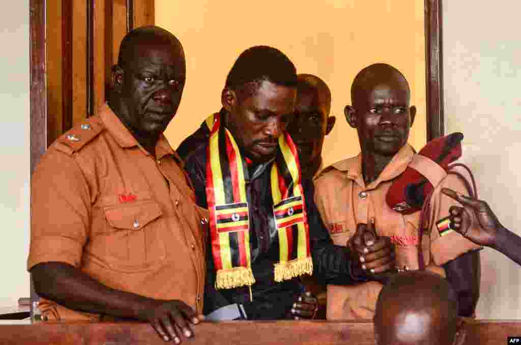 Mbunge maarufu wa upinzani wa Uganda Robert Kyagulanyi anayejulikana kama Bobi Wine (C) akiwa katika mahakama ya mwanzo huko Gulu, kaskazini mwa Uganda, Agosti 23, 2018