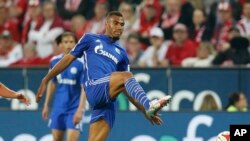 Le joueur camerounais de Schlake, Eric Maxim Choupo-Moting, au cours d’un match de la Bundesliga entre FC Schlake et FSV Mainz, à Mainz, Allemagne, 24 avril 2015. 