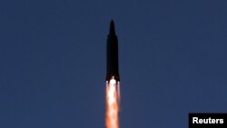 북한이 11일 극초음속미사일 시험발사에 성공했다며 사진을 공개했다.