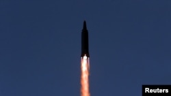 북한이 지난 11일 진행한 '극초음속 미사일' 시험 발사 장면. 조선중앙통신이 다음날 공개한 사진이다. (자료사진)