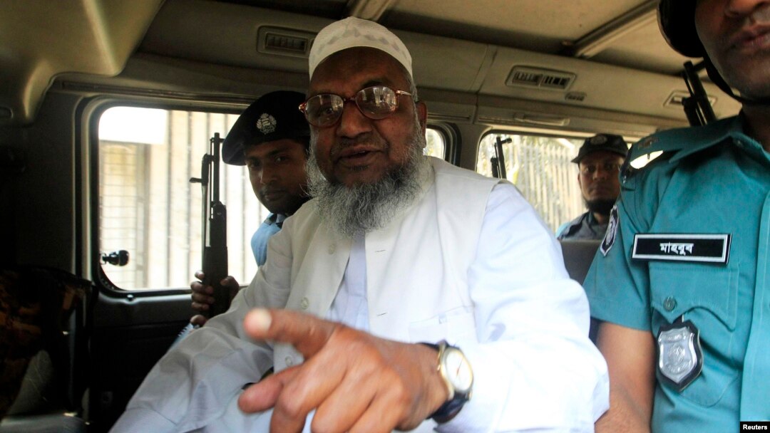 Pemimpin Jamaat-e-Islami Bangladesh Abdul Quader Mollah saat berbicara dari mobil polisi di Dhaka setelah sidang kejahatan perang yang menjatuhinya hukuman seumur hidup, Februari 2013. (Foto: dok).