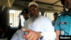 Pemimpin Jamaat-e-Islami Bangladesh Abdul Quader Mollah saat berbicara dari mobil polisi di Dhaka setelah sidang kejahatan perang yang menjatuhinya hukuman seumur hidup, Februari 2013. (Foto: dok).