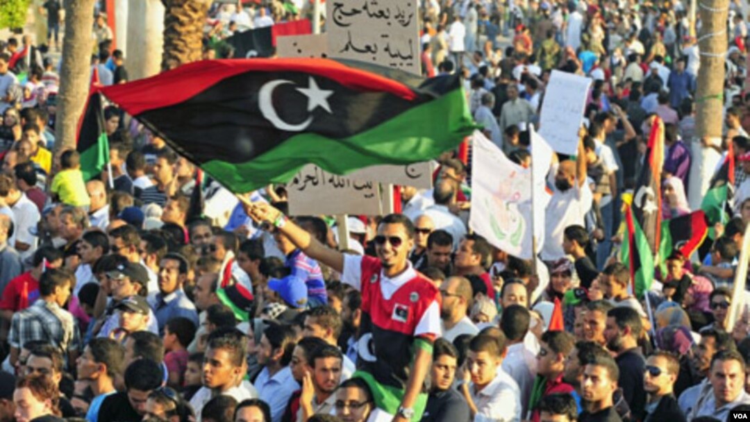 Warga Libya di Benghazi, kota basis pemberontak, merayakan HUT ke-80 tewasnya 'pahlawan Libya' Omar Al-Mukhtar, dekat makamnya di Benghazi, Libya (16/9). Omar al-Mukhtar majadi simbol bagi perjuangan pemberontak Libya.