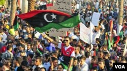 Warga Libya di Benghazi, kota basis pemberontak, merayakan HUT ke-80 tewasnya 'pahlawan Libya' Omar Al-Mukhtar, dekat makamnya di Benghazi, Libya (16/9). Omar al-Mukhtar majadi simbol bagi perjuangan pemberontak Libya.