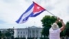 Un manifestante ondea una bandera cubana frente a la Casa Blanca. [Archivo/AP]
