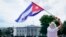Un manifestante ondea una bandera cubana frente a la Casa Blanca. [Archivo/AP]