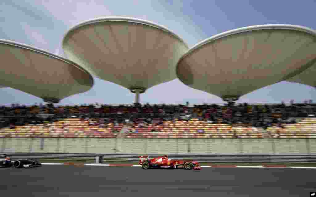 Pebalap Ferari Fernando Alonso dari Spanyol mengendari mobilnya dalam kejuaraan Grand Prix Formula Satu China di Shanghai, China.