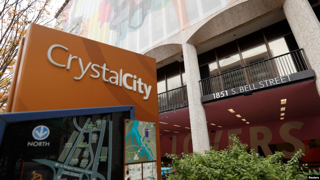 Papan penanda Crystal City tampak di depan sebuah gedung perkantoran di 1851 S. Bell St. di mana Amazon berencana menempatkan kantor pusat baru di rlington, Virginia, 13 November 2018. 