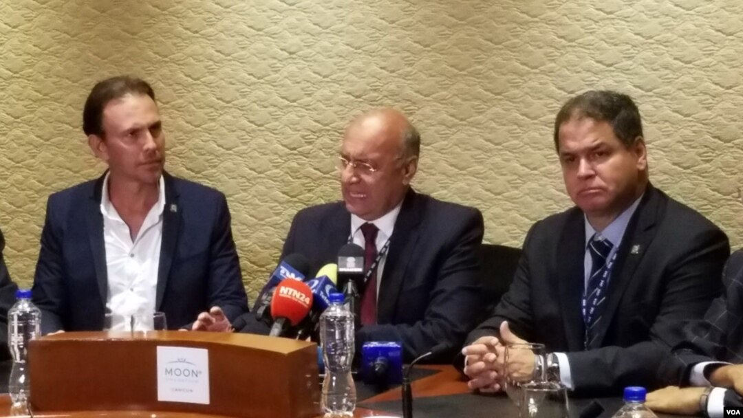 Los diputados opositores venezolanos Williams Dávila y Luis Florido hablaron con la prensa en Cancún, México, donde se realiza la 47 Asamblea General de la OEA, el lunes, 19 de junio de 2017.