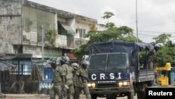 La police anti-émeute dégage la route pendant une grève des transporteurs à Abobo, Abidjan, le 17 juillet 2008.