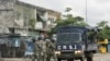 La police anti-émeute dégage la route pendant une grève des transporteurs à Abobo, Abidjan, le 17 juillet 2008.